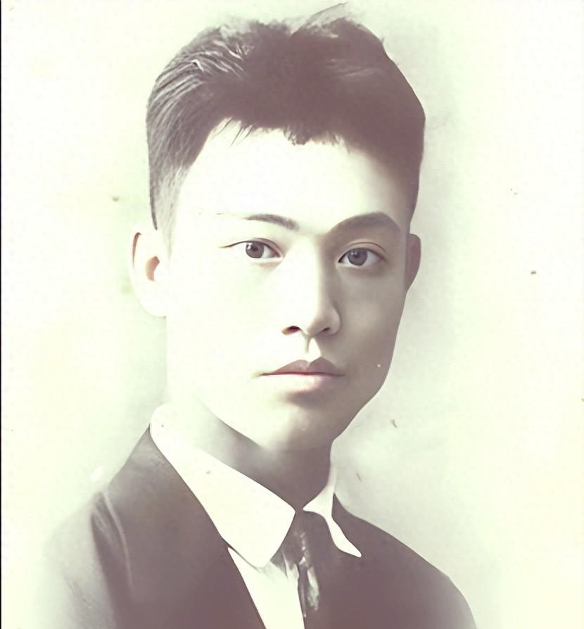 二十世纪七十年代末，波士顿大学录取通知书送来时，学生吴健成发现监护人叫陈明德。这