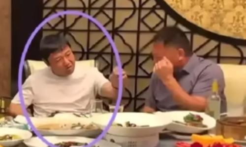 贾冰怎么也想不到，8月3号在成都跟十几年老战友的一顿私密聚餐，竟然成了自己的"