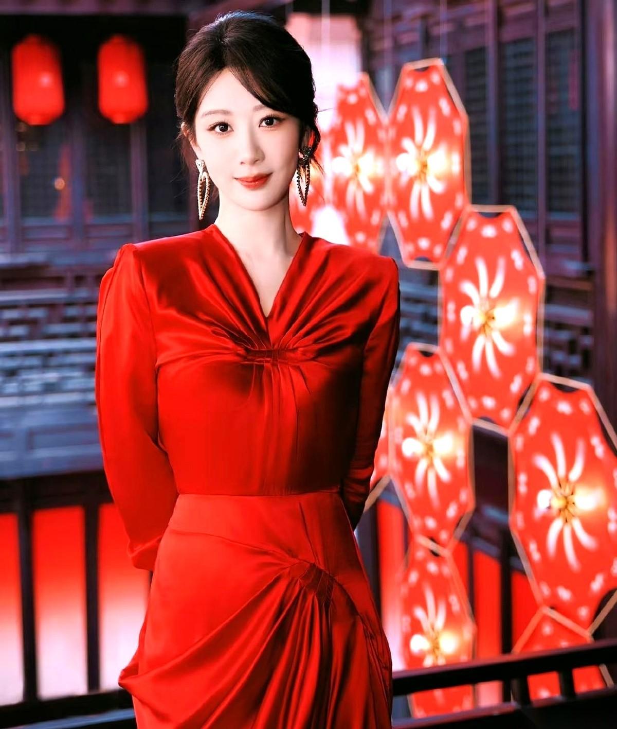 说说杨紫。昨天上海那场活动，我闺蜜就在现场。她回来后，劈头盖脸就扔给我一句话：