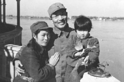 炮兵司令朱瑞轶事朱瑞早年在苏联克拉辛炮兵学校专门学习炮兵指挥。1945年夏，