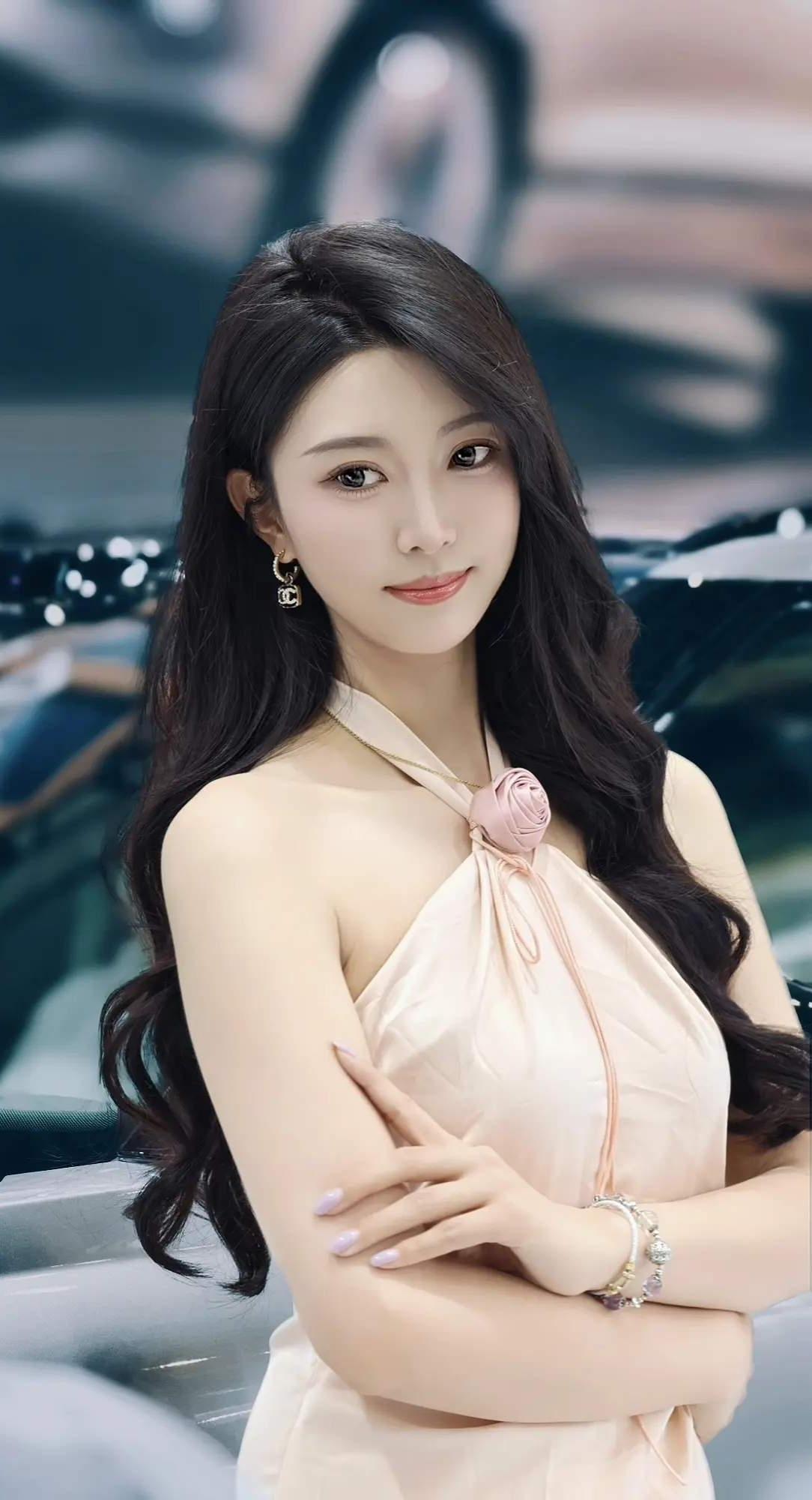 车模兰灵王，绝对是车模界的传奇。她身高176cm，有着标志性杏仁眼和微笑唇，气质