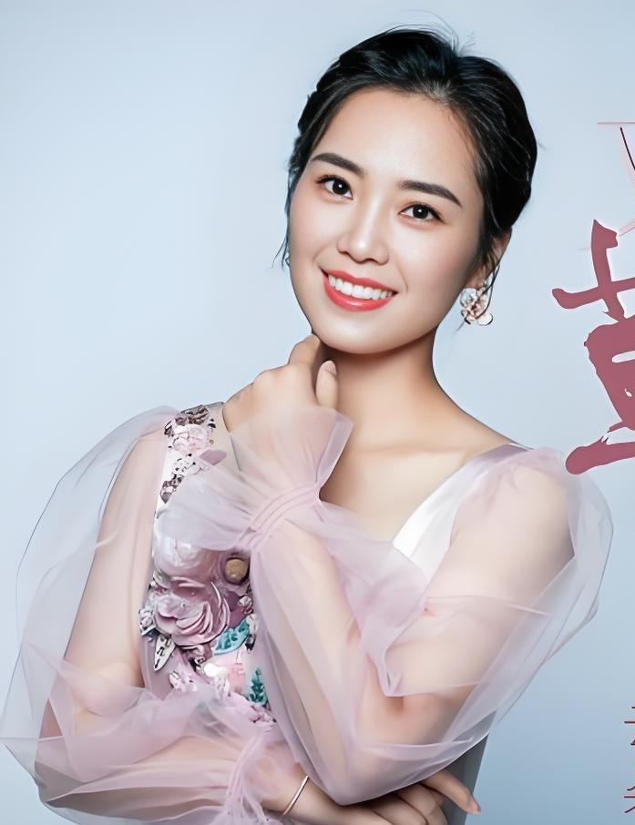 云朵争议风暴：当“天籁之音”撞上“人间烟火”，我们该啃谁的瓜？是“天籁之音”还