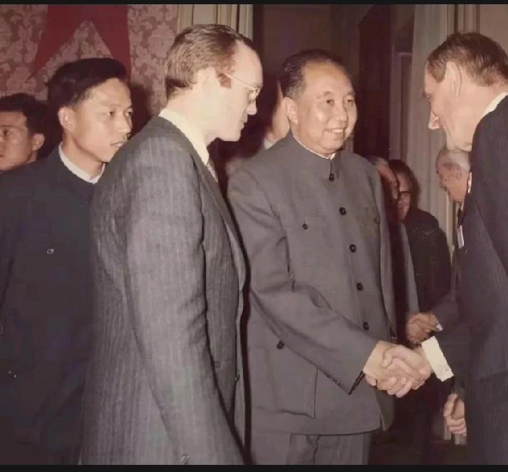 华主席与外宾亲切握手、交流。华主席衣着朴素，待人和蔼可亲。他这次接见的外国贵宾