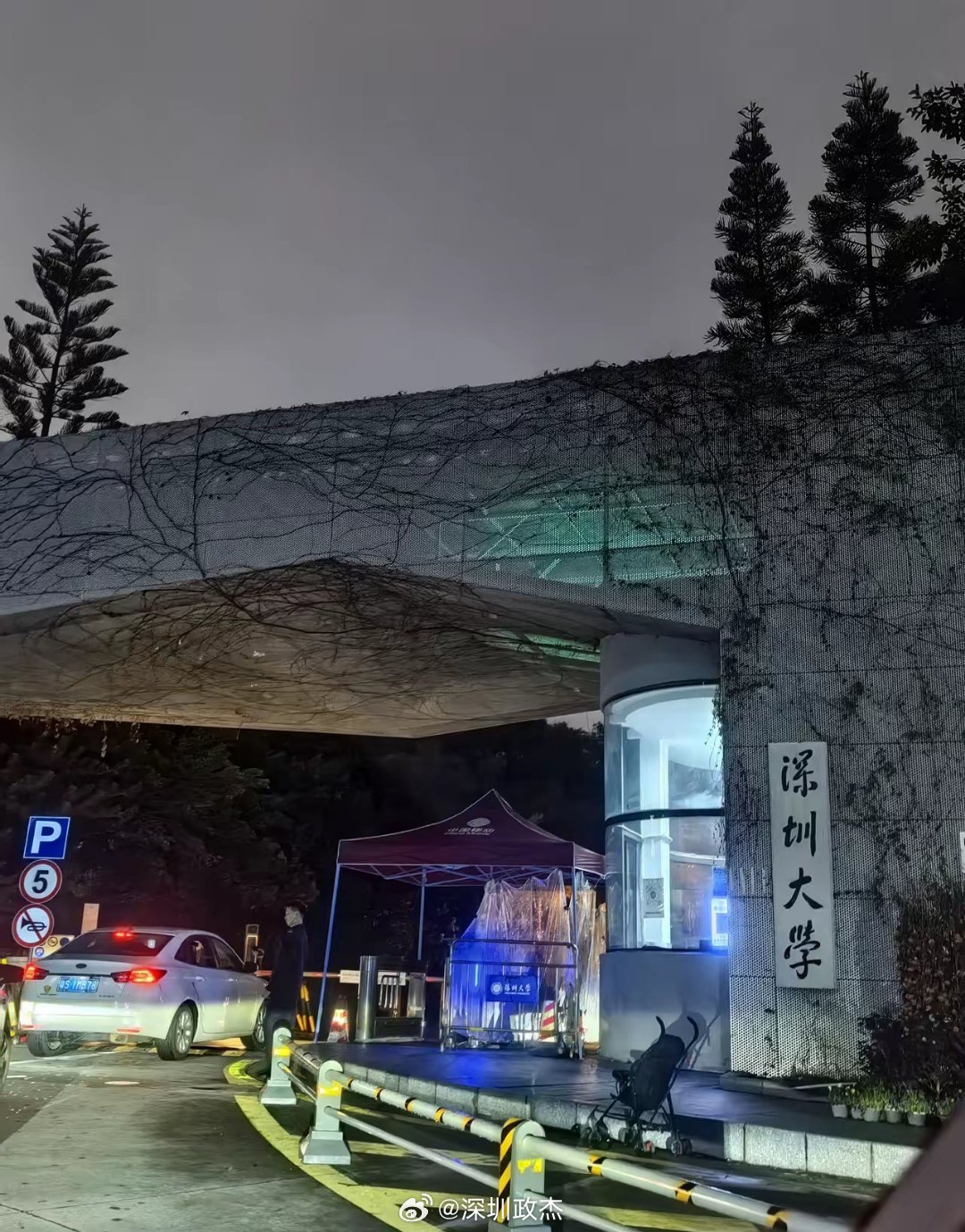 有不少深圳家长和学生选深圳大学就是因为离家近，不想出省。深大虽然建校时间不长（1