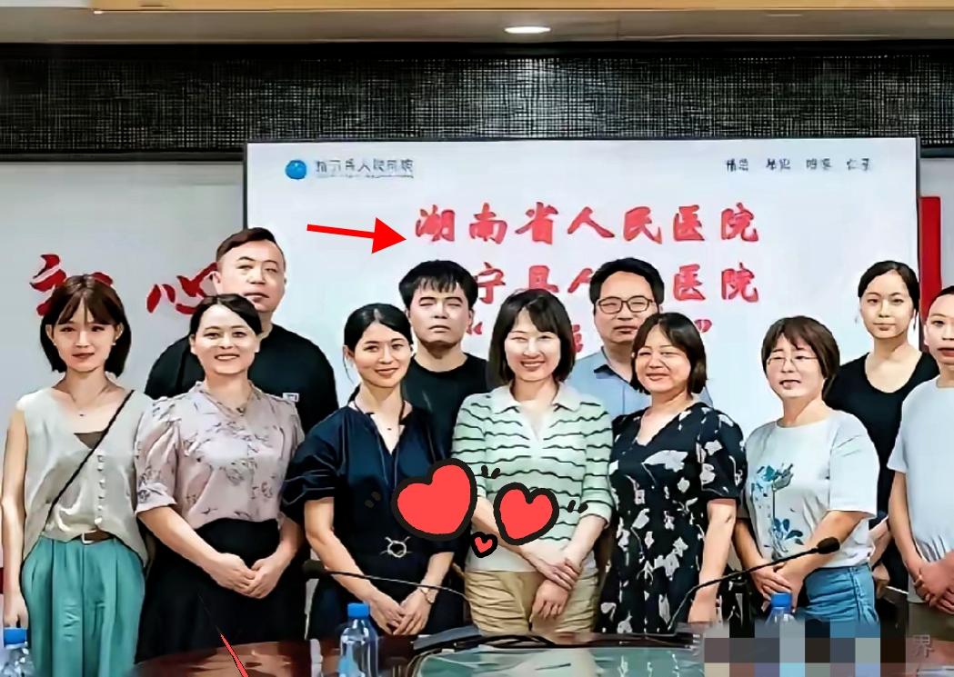 就这张合影，即便武大郎，也不会看上曾医生都说萝卜青菜各有所爱，两人真在一起，我还