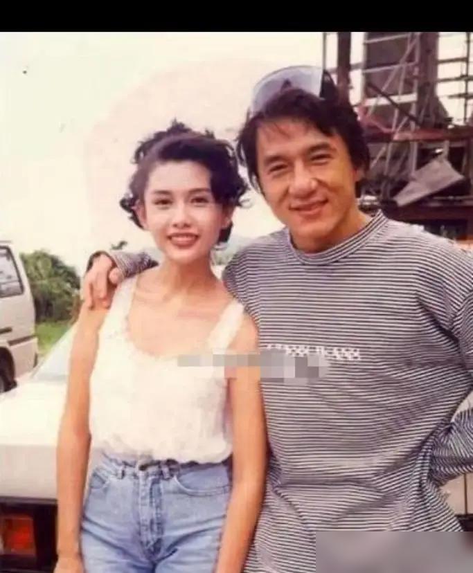 “你信我，就把胶布撕了！”1992年，王晶盯着监视器，对只剩最后一道防线的邱淑贞