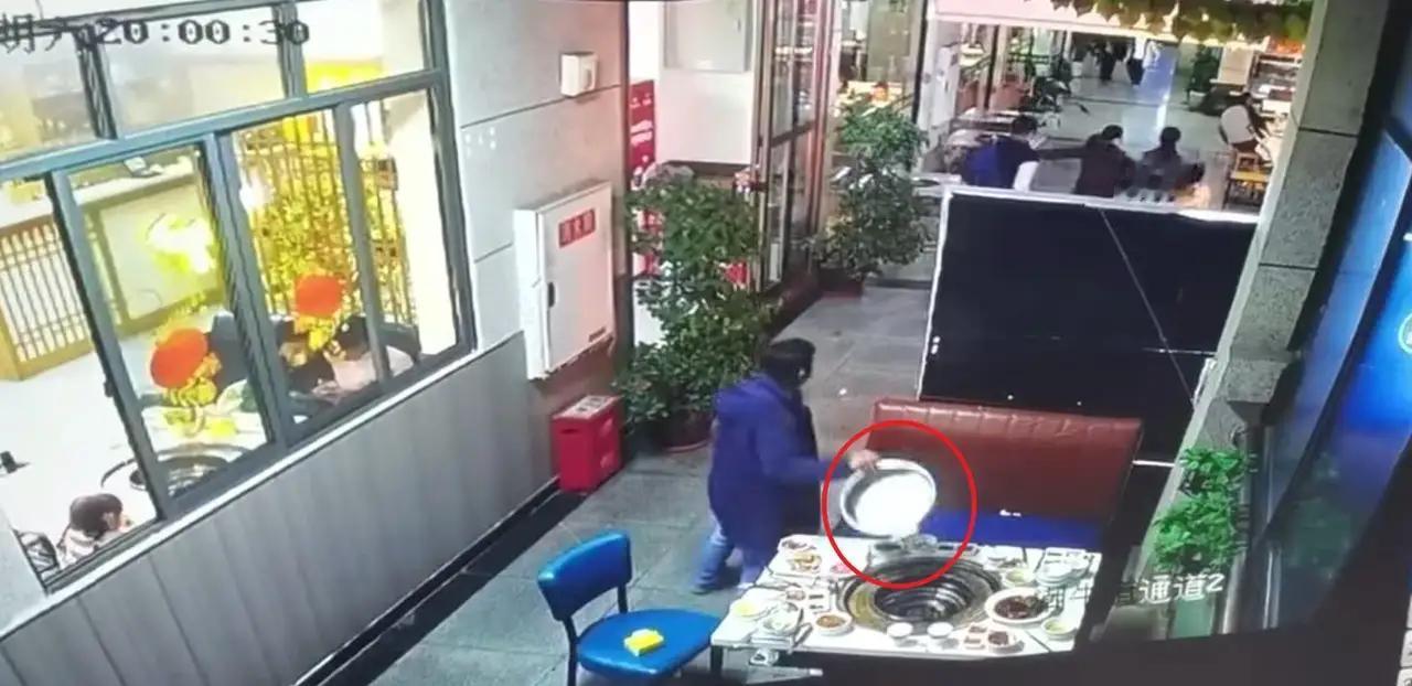 见过逃单的，没见过逃单还把火锅店的锅顺走的！这操作也太离谱，简直把“厚脸皮”焊在