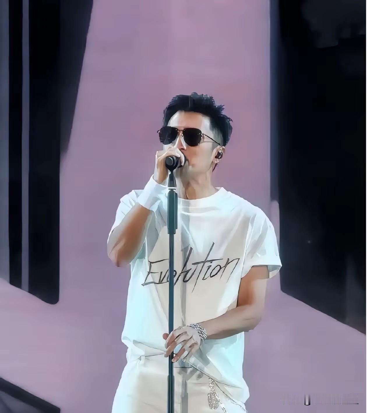 谢霆锋北京演唱会现场看点十足，王菲不仅邀来俞飞鸿助阵，还带着闺蜜窦颖一同到场。一