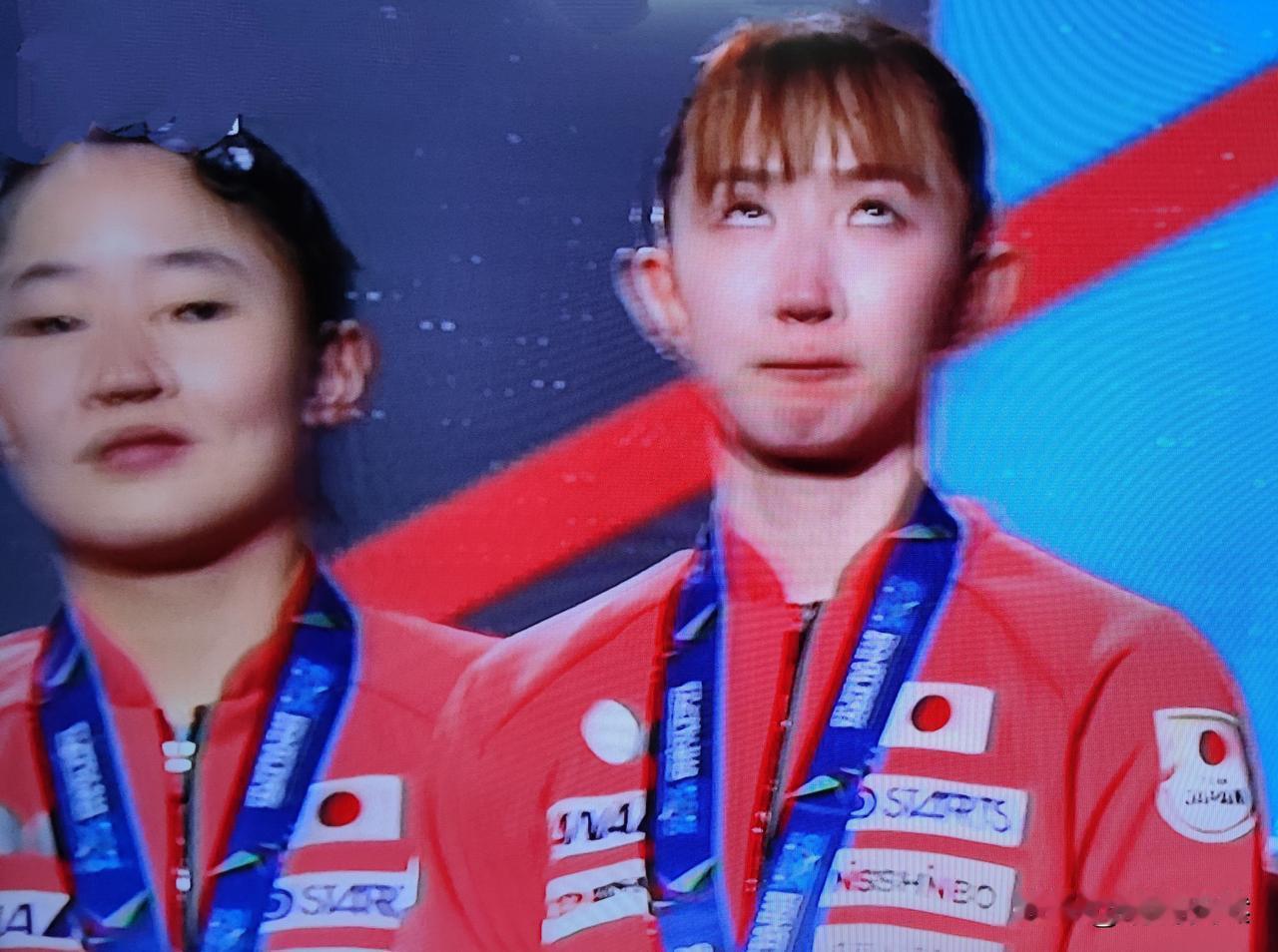 早田希娜眼睛都哭肿了！不知道日本队在更衣室里发生了什么情况？难道是因为她输给孙颖