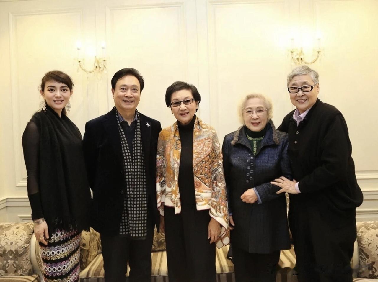 秦怡真是美丽了一辈子的一个美人，在集体的合影的老照片里，她依旧能展现优雅风采，综
