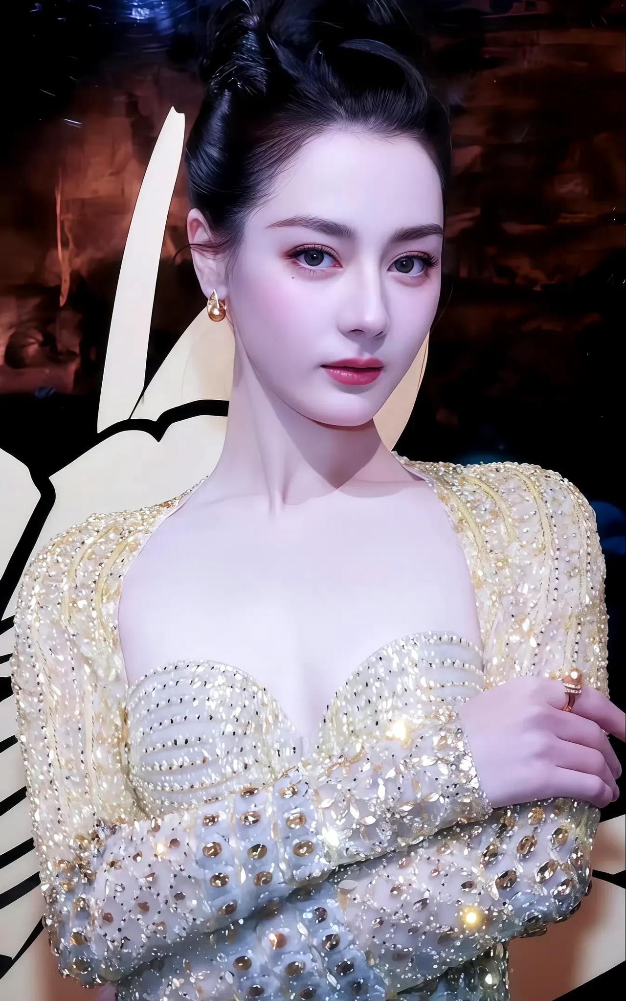 迪丽热巴一现身，世界都仿佛失去了呼吸！金色亮片华服勾勒出极致曼妙曲线，肤若凝脂
