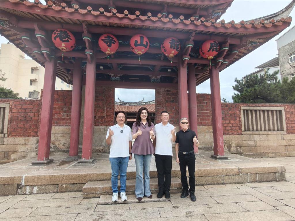 郑丽文9月1日到访彰化鹿港，专程参拜当地国定古迹龙山寺，延续此前深耕彰化基层的选
