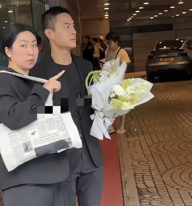 林青霞长女邢爱林和男性朋友现身干妈施南生追思会这位还真是不太像她妈，跟她爸爸邢