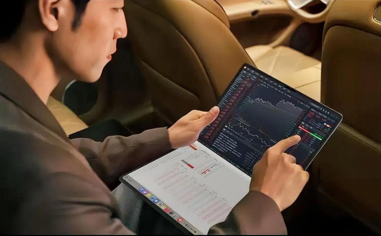 以下人群可能会抢购华为MateBookFold折叠电脑：1、追剧达人：2斤多