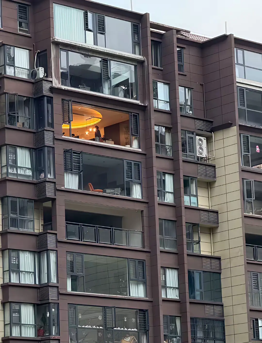 窗户越大，隐私越差。