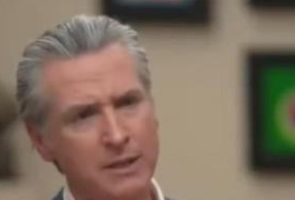 加州州长说了一句大实话，他表示现在美国出现了两个笨蛋，这本来无可厚非，但是他们一