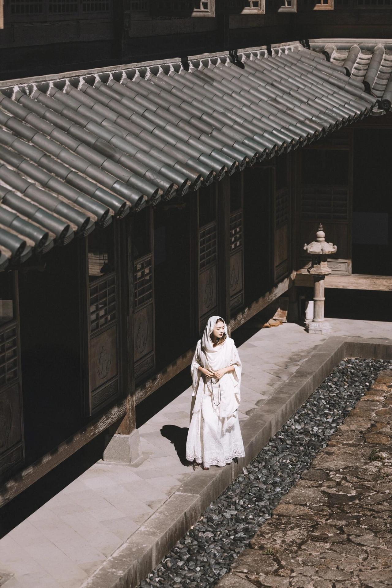 古建环境人像从建筑的历史质感、服饰的材质质感，到光线的氛围质感，层层递进，最终构