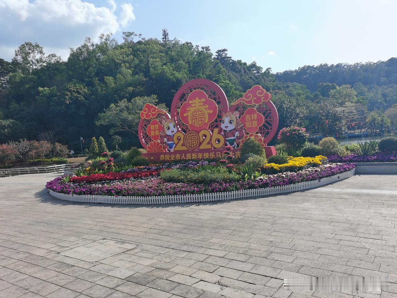 邻居家天天吵架，吵架的主要原因就是钱，男人每个月给1000元生活费，觉得老婆花钱