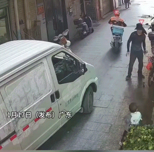 万幸！广东，一外卖小哥骑车送外卖经过一小巷时，遇到一孩子不慎摔倒在一个正好启动货