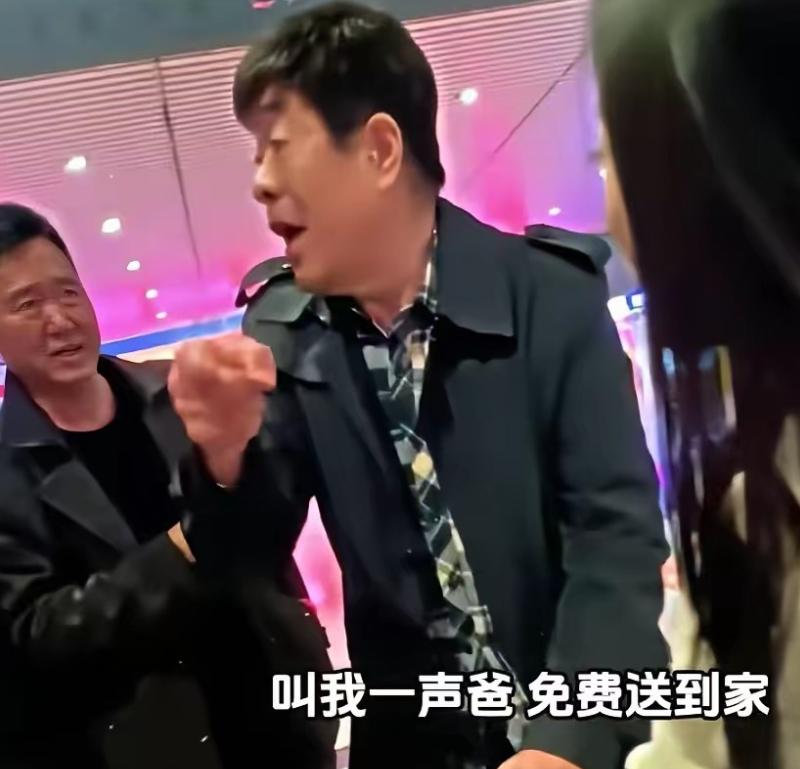 一女生放假回家，刚走出高铁站，就被一众揽客司机团团围住，等接女儿的爸爸也混进来假