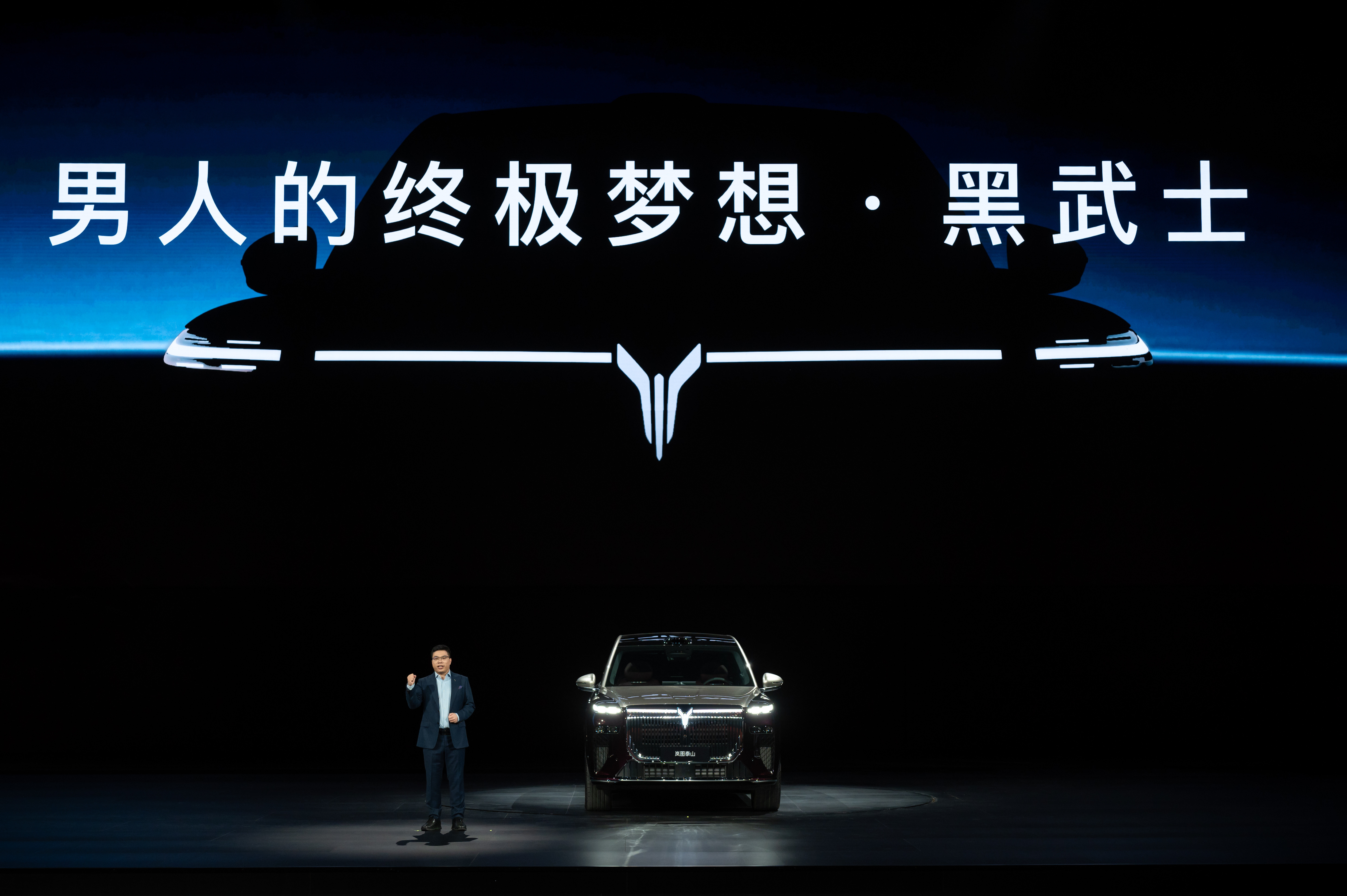 别再被“豪华溢价”绑架了。岚图泰山的出现，像一记砸向桌面的重锤——原来东风56年