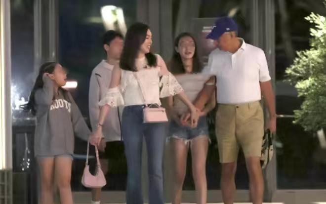 75岁的郭台铭和小娇妻曾馨莹，带着三个孩子外出，没想到，他们的孩子都这么大了，原