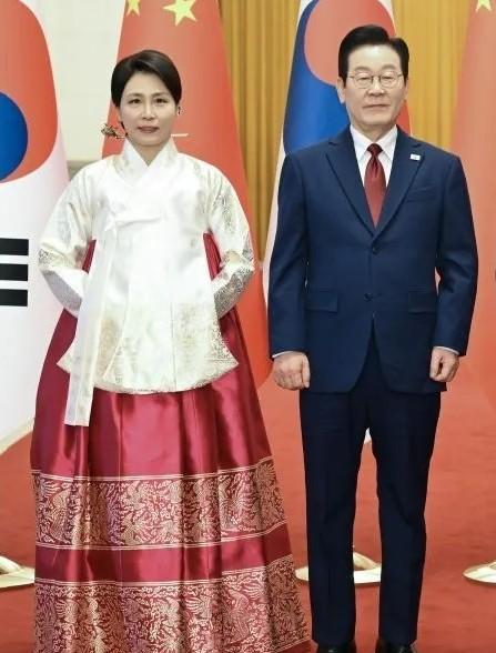 你注意到韩国政要夫妇的着装差异了吗？丈夫永远西装，妻子总是韩服。这不是时尚选