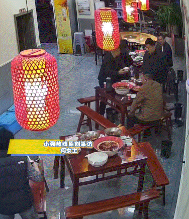 安徽，一饭店老板娘带着自家几个月大的孩子在店内帮忙，期间老板娘因有事，便将婴儿车