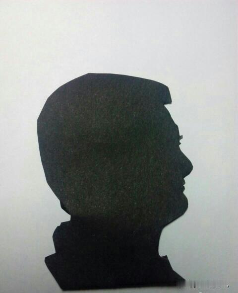 白发老人间的现实取舍理发店偶遇一位染发的六旬老太太，刚染好头发就拨通女儿电
