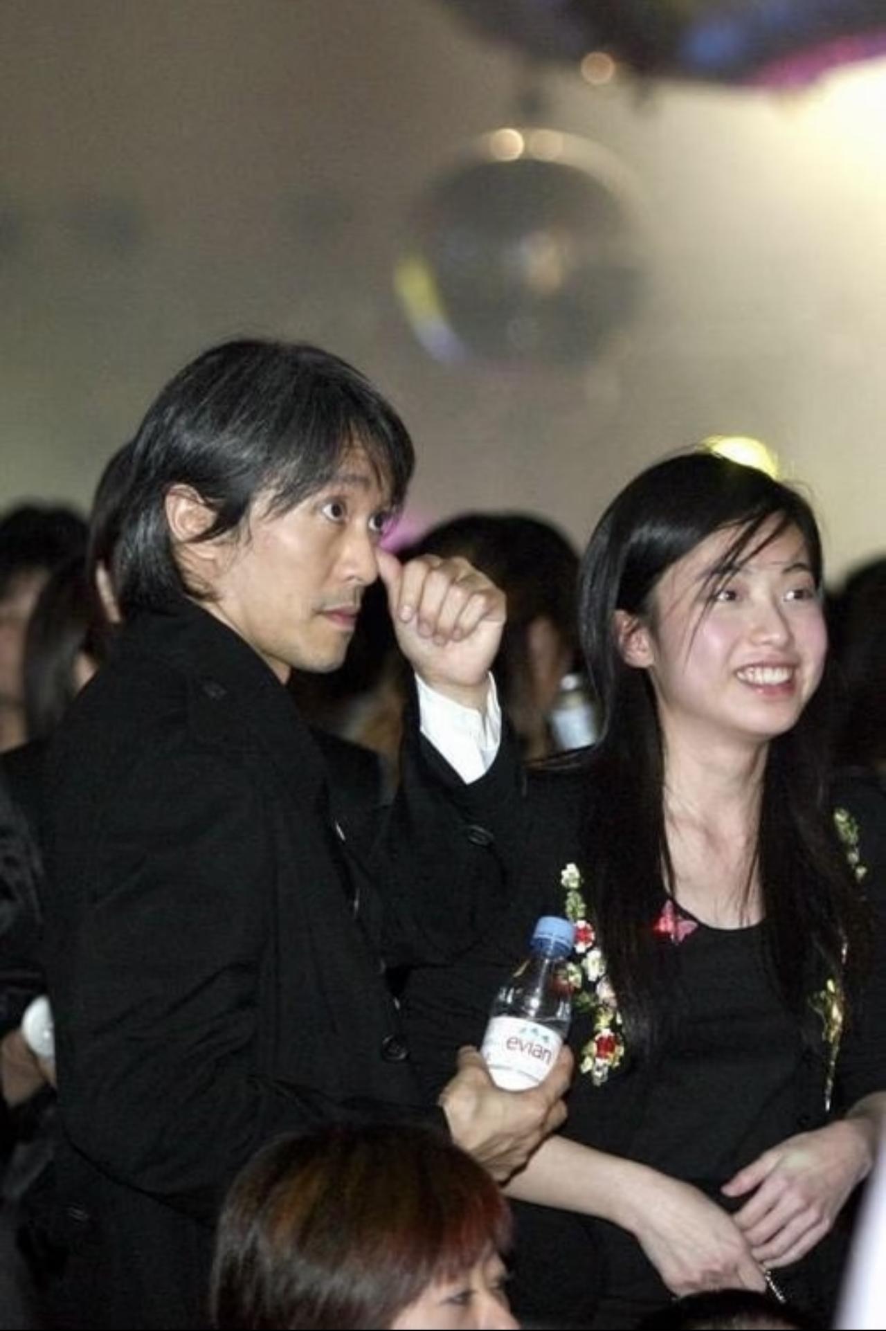 周星驰早期照片，2004年，周星驰现身上海，受邀参加活动。刘銮雄与甘比也在现