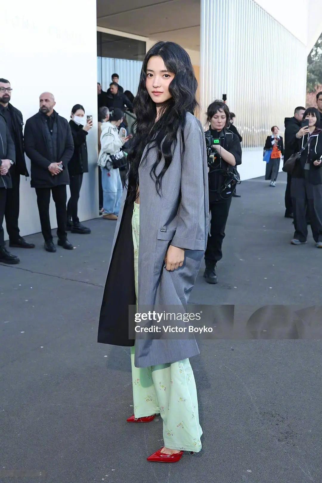 杨幂、柳智敏、金泰梨米兰时装周Prada大秀生图Prada认领杨幂柳智敏白裙看秀