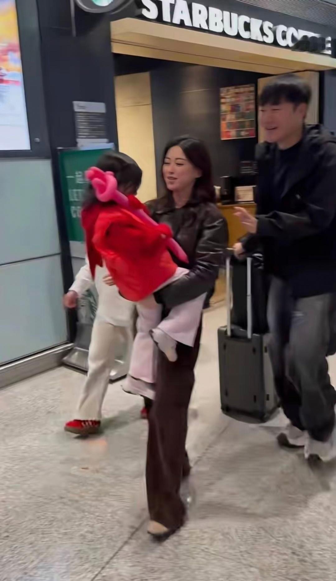偶遇朱珠带女儿回北京！朱珠抱着她家宝贝闺女，穿着件大红衣裳，那叫一个精神又喜庆！
