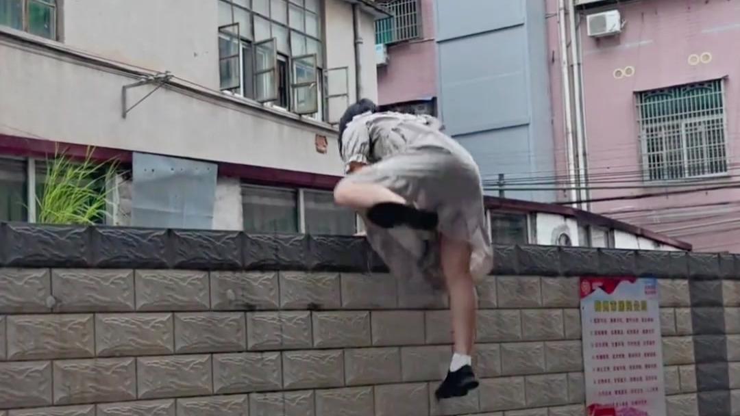 女生穿裙子爬墙，身手居然这么好，网友：这身打扮让我很“轻敌”