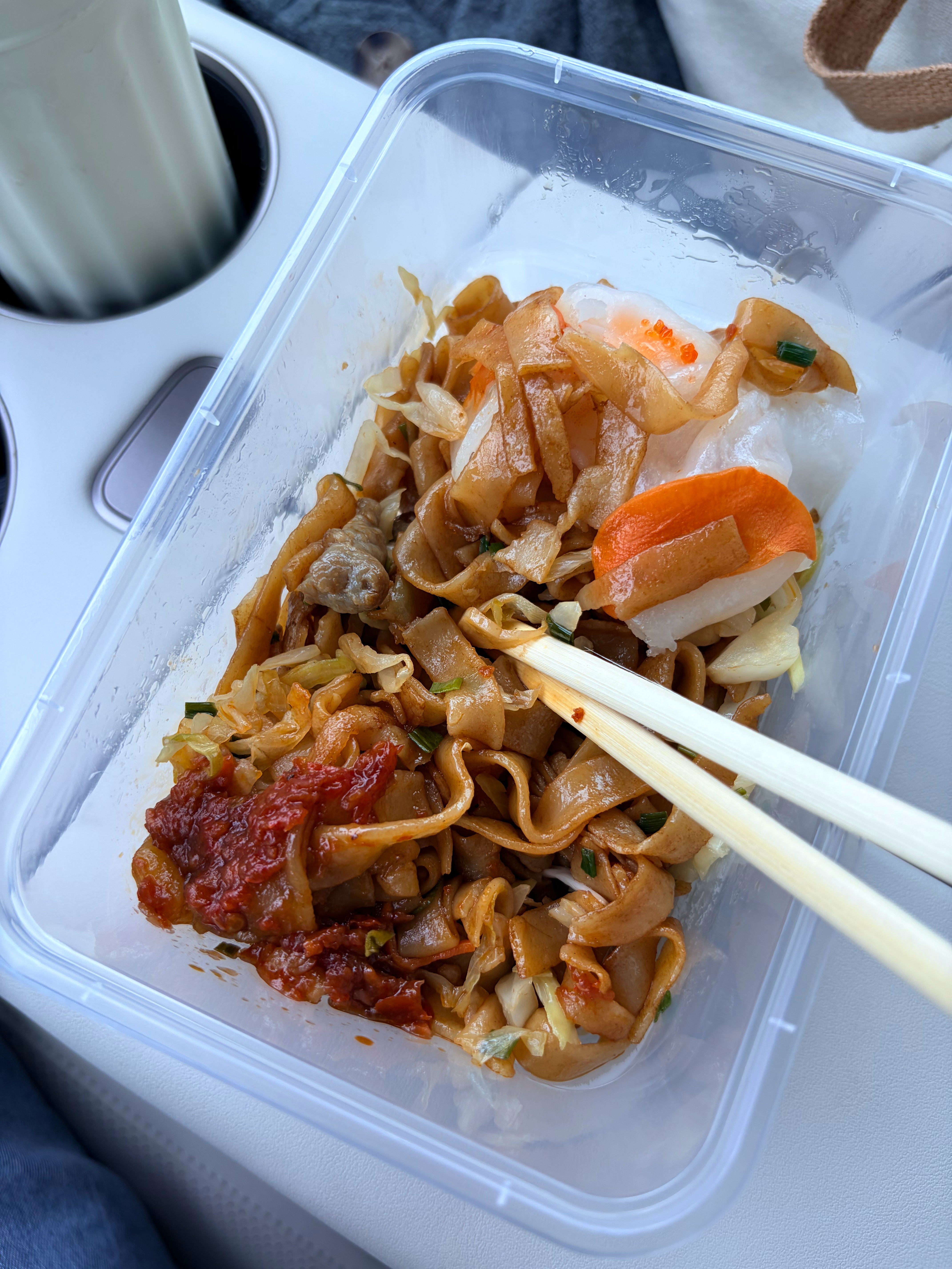 冰箱掏出早上没吃完的河粉，暖暖的，感觉开了350km都没感觉。