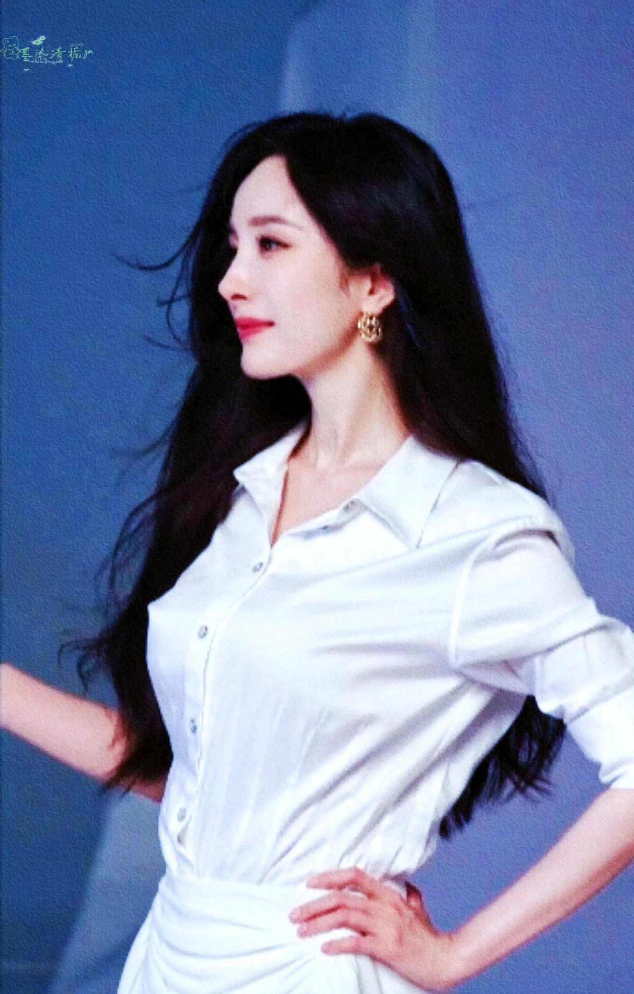 杨幂的胸是真大，尤其是穿白衬衫时候，稍微一挺胸，这胸也太惊艳了！不过也会因此显胖