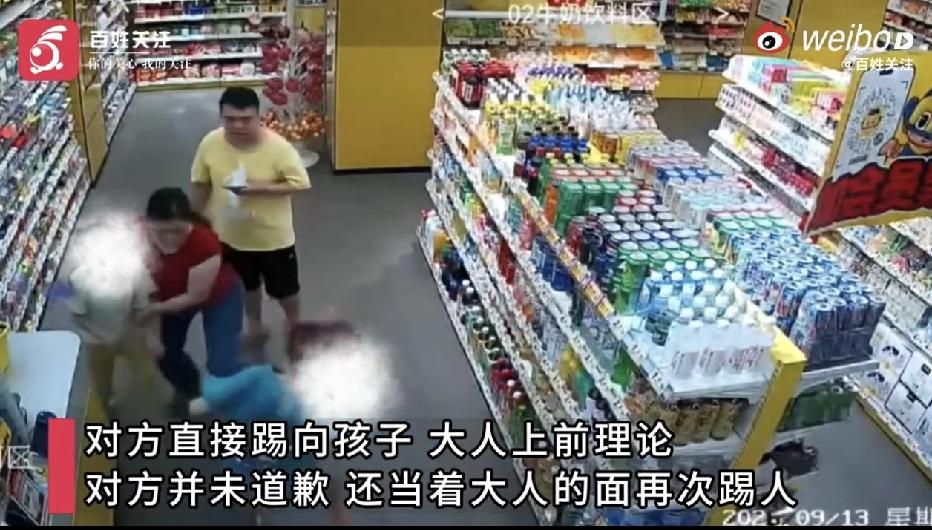 广西梧州，一家零食店里，一个穿白衣服的男孩走路时无意间碰到了一个穿蓝衣服的男孩，