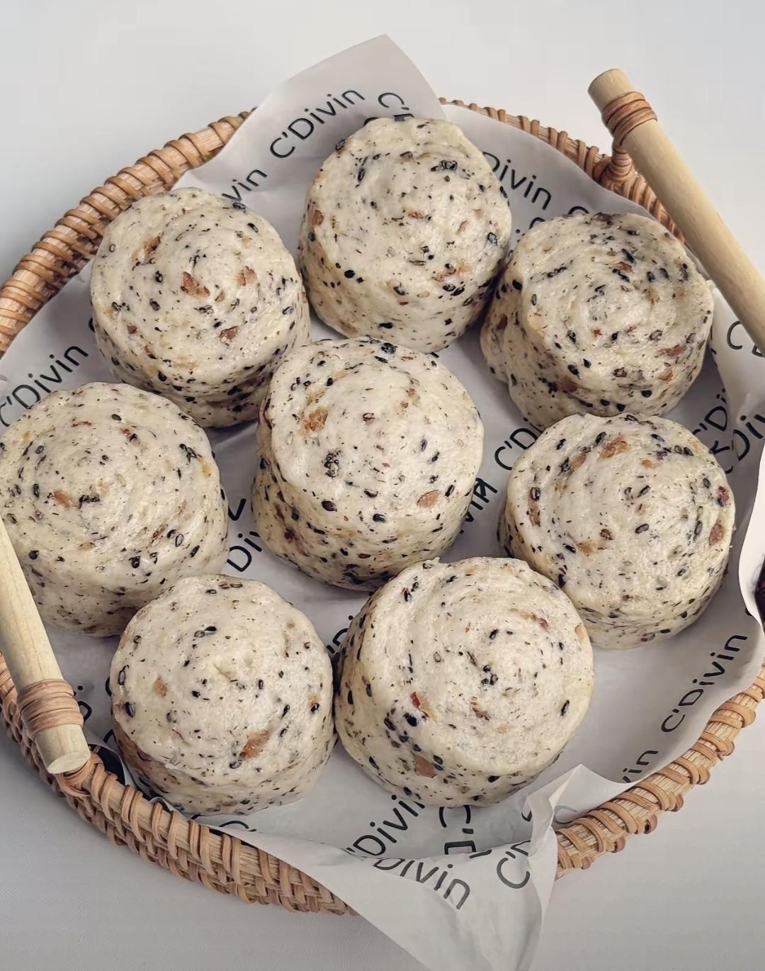 我上个月去她家蹭早饭，就看见灶台上摆着一笼蒸热的苹果山药馒头，旁边两个蛋，蛋黄和