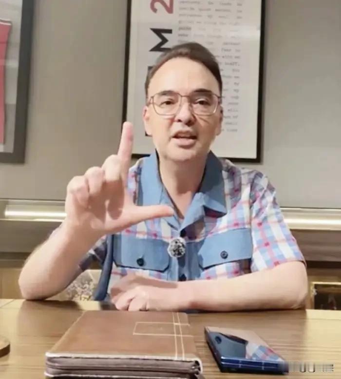 一个手势把马科斯阵营给搞心绞痛了？卡耶塔诺在直播中展示了“L”或“Laban”（