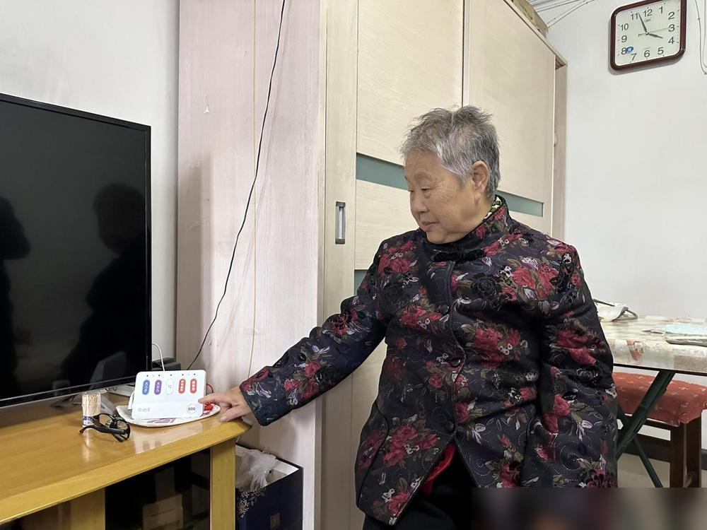 我瞧见我外婆就烦，她今年80岁，一辈子没有过退休金，这几年一直住在我家，我每月还