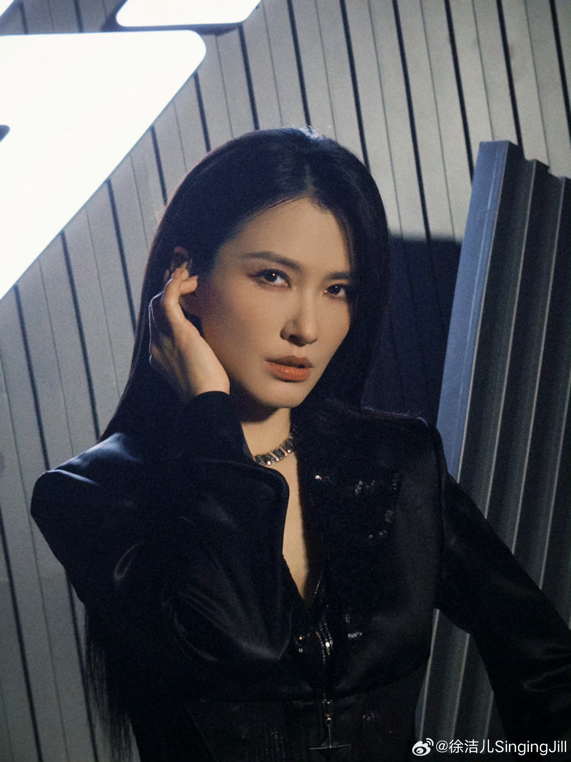 徐洁儿全开麦直面全开麦考验依旧稳定输出，徐洁儿用扎实唱功证明实力，从容不迫的样子