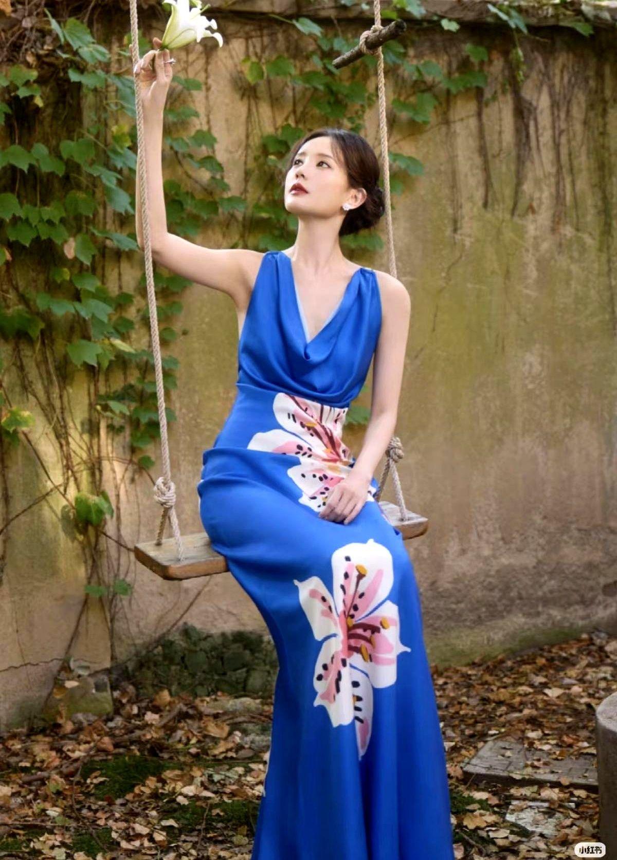 李一桐这姐，凭什么把宝蓝色穿得又冷又艳？网上那组图直接刷屏了！秋日庭院里，暖