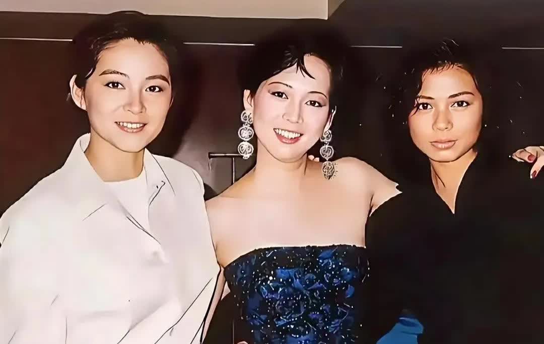 上世纪80年代香港，林青霞与钟楚红同框。中间女子美貌不输，你能认出她吗？