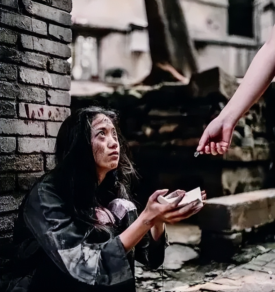 1977年，北京知青谢炳义给一乞丐买了两碗面，然而这女子却一直跟在他身后，他只好