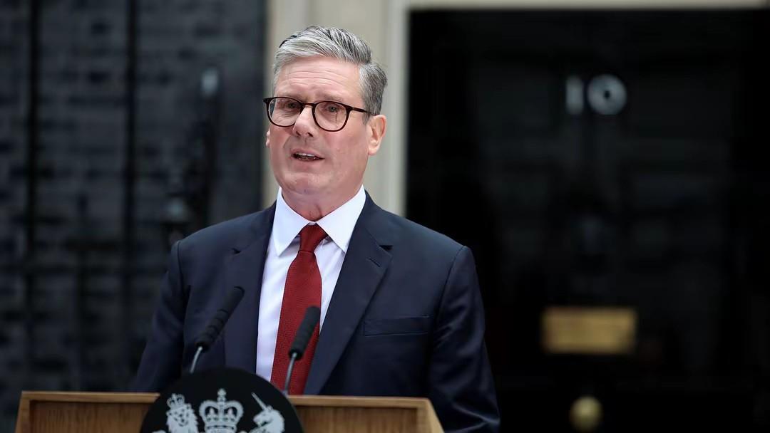 【斯塔默别再丢人现眼了趁早滚蛋下台吧】当地时间6月12日，英国首相斯塔默在采访