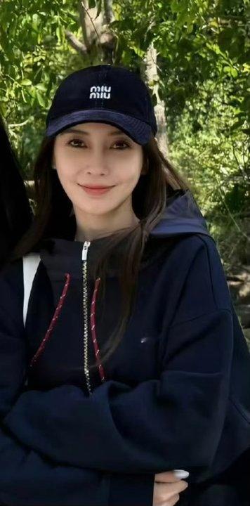 娱乐Angelababy新发色新美甲Angelababy新发色新美甲，姐好美