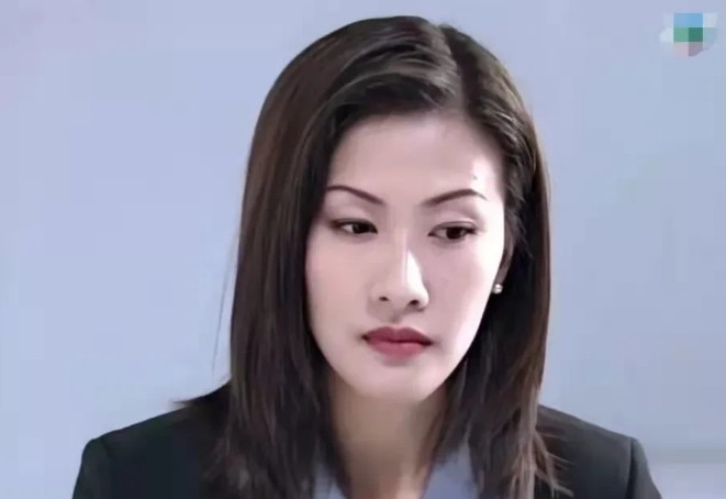 2000年，陈慧珊为了嫁给富豪梁锦松，她不惜和相爱13的丈夫离婚，不料梁锦松变了