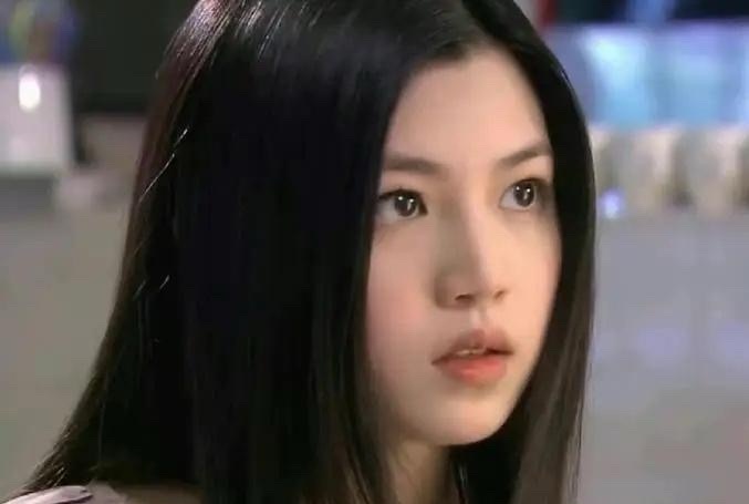 陈妍希被曝大学长得像洋娃娃，当看到学生照后，网友：理解陈晓了