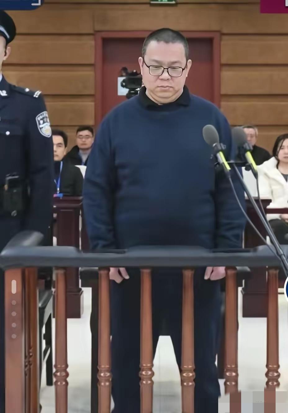 直接死刑，没有任何缓刑余地！这一锤子砸得太响了。​白天辉这名字听着挺文