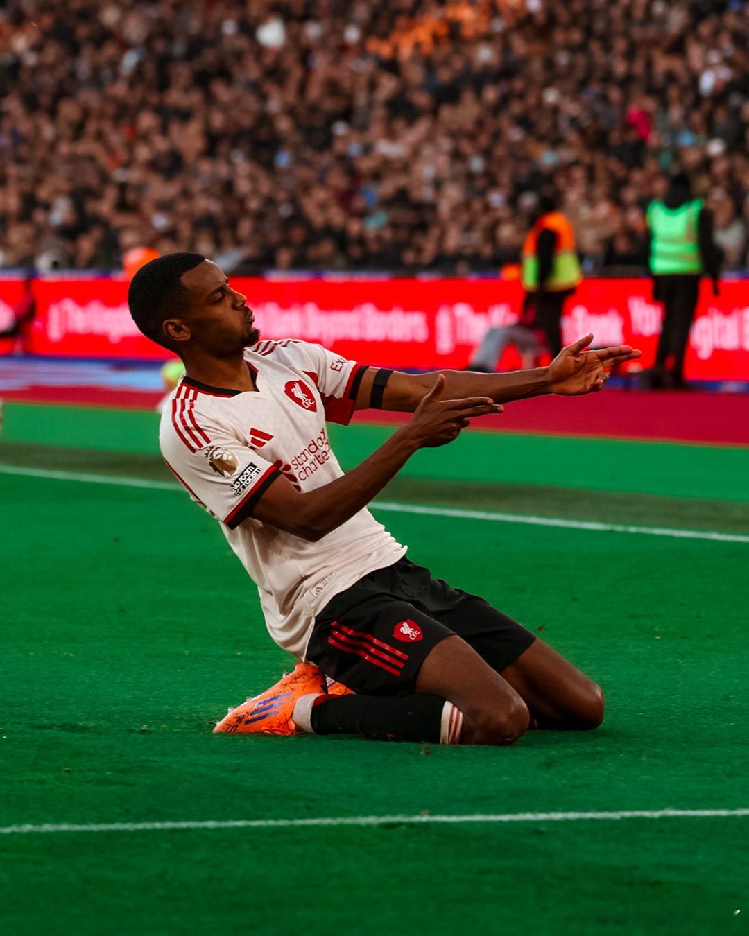 寒冬中的一把火，甚至说是一把火苗，这周的新闻千奇百怪，你会看到斯洛特被问睡眠，被