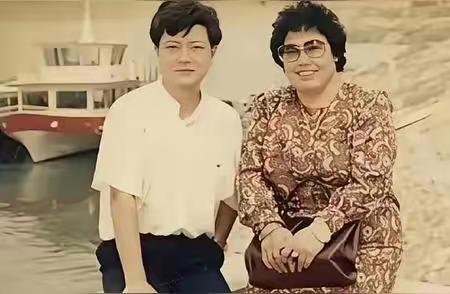 1959年，18岁陈丽华与北京电信系统某高管结婚，生了1子2女后，俩人和平分手，